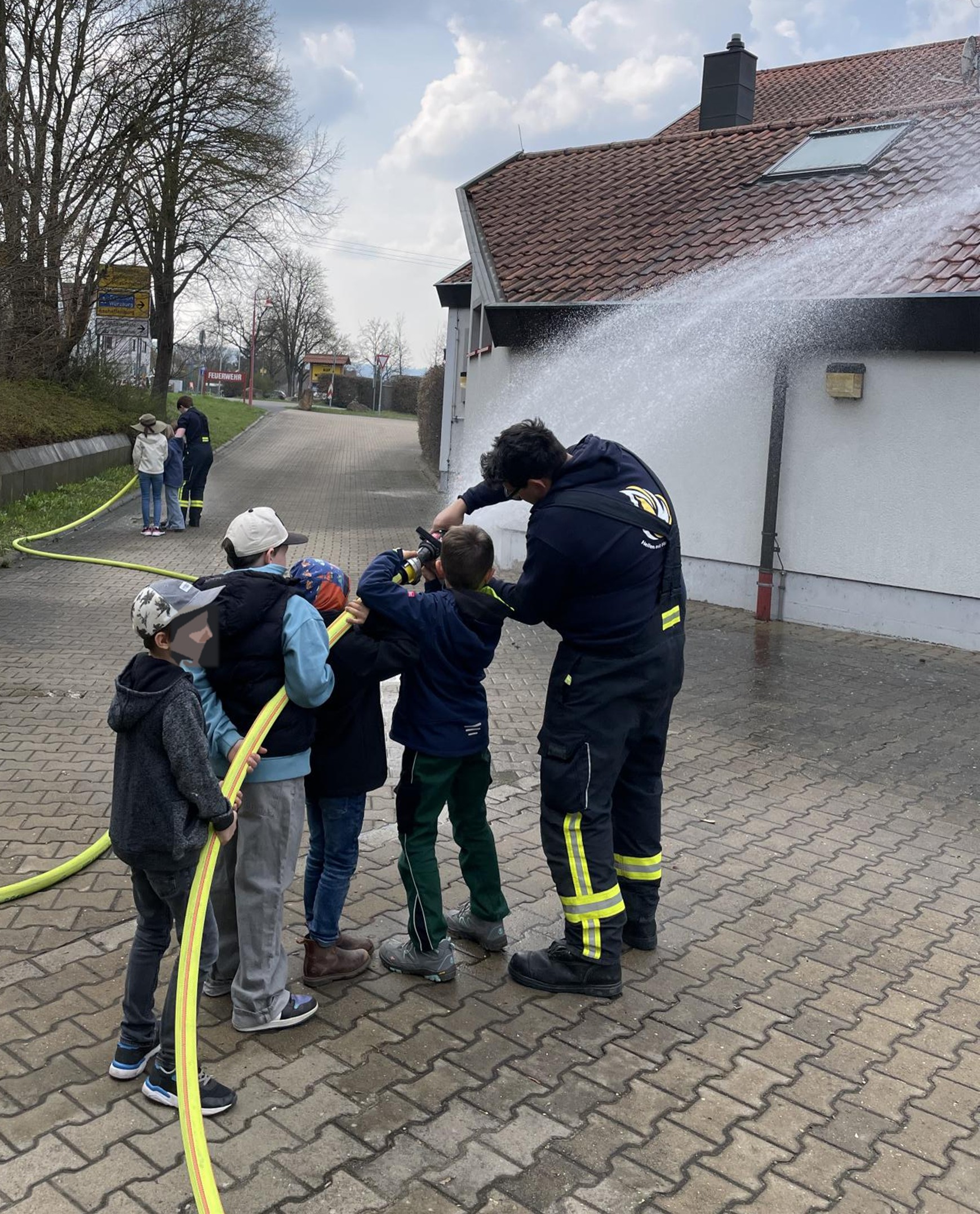 Erstkommunionkinder besuchen Feuerwehr 1b
