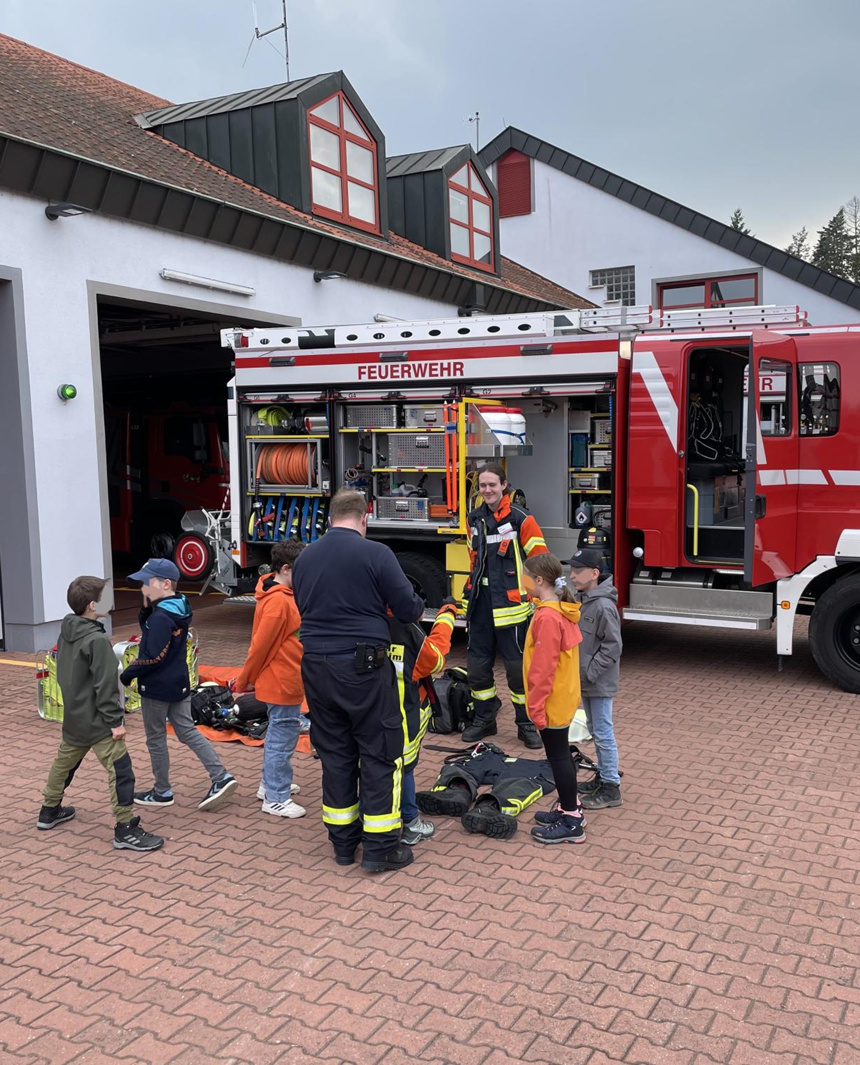 Erstkommunionkinder besuchen Feuerwehr 2