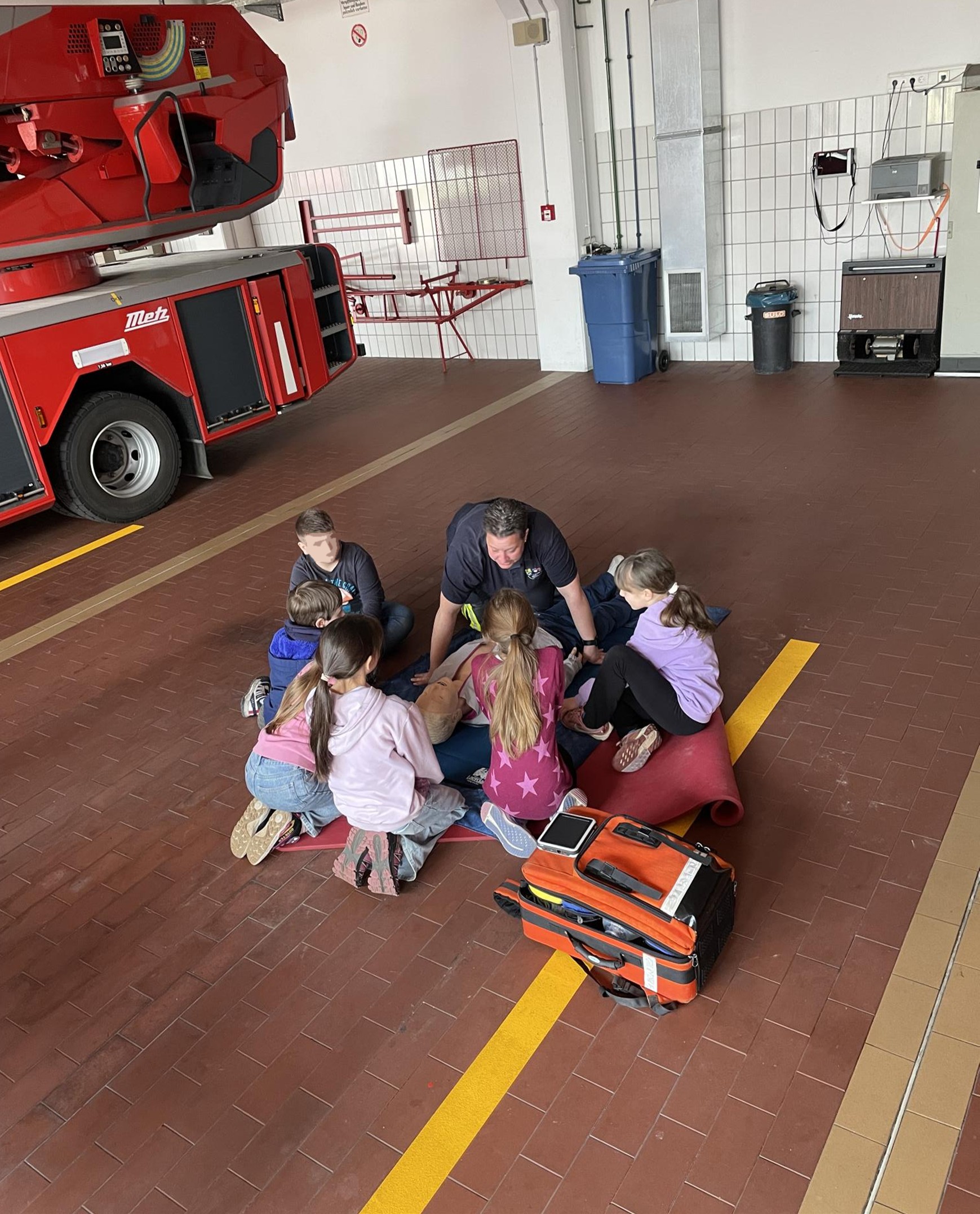 Erstkommunionkinder besuchen Feuerwehr 3