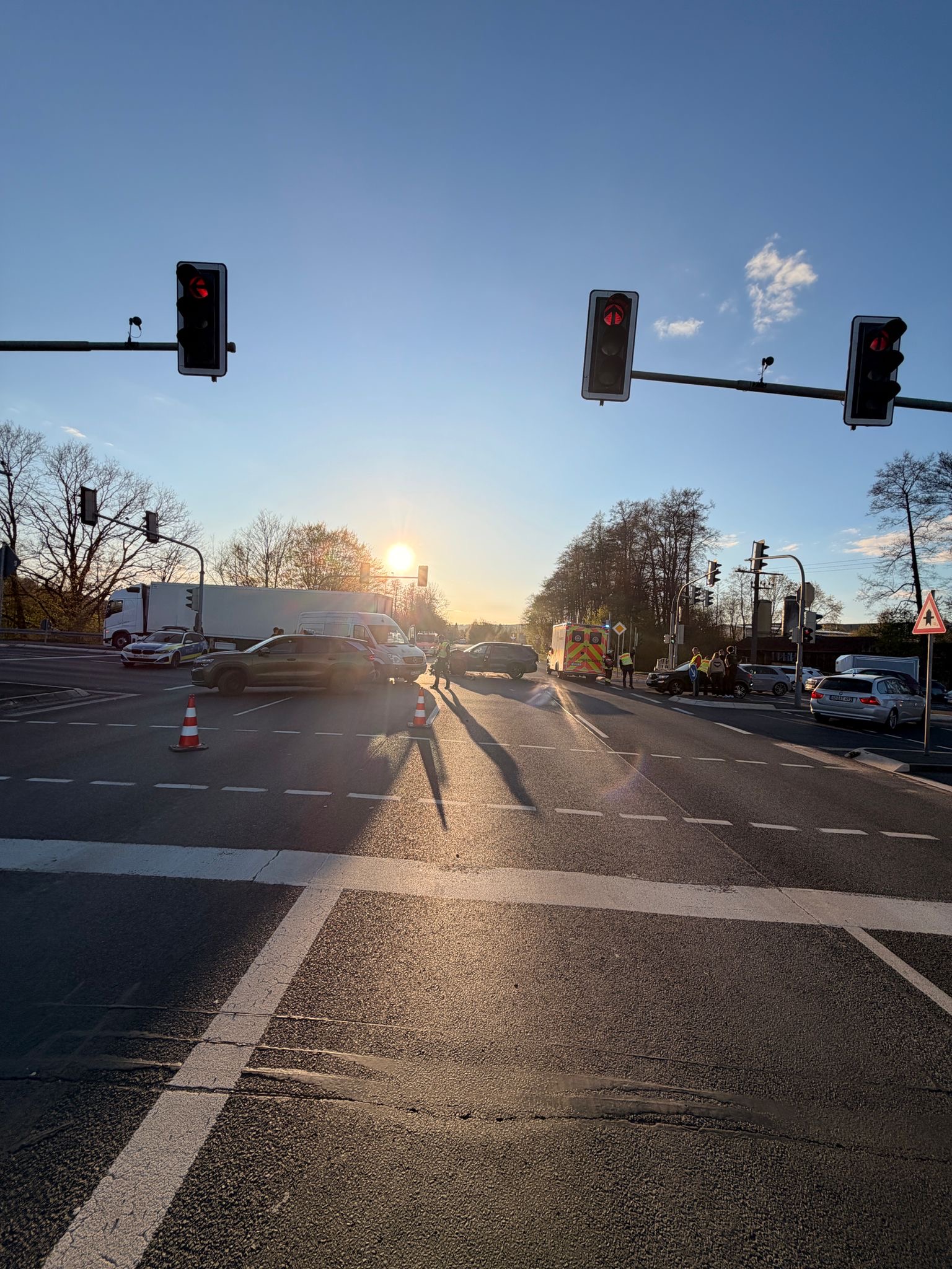 Hösbach – Verkehrsunfall auf der Stachus-Kreuzung im Feierabendverkehr