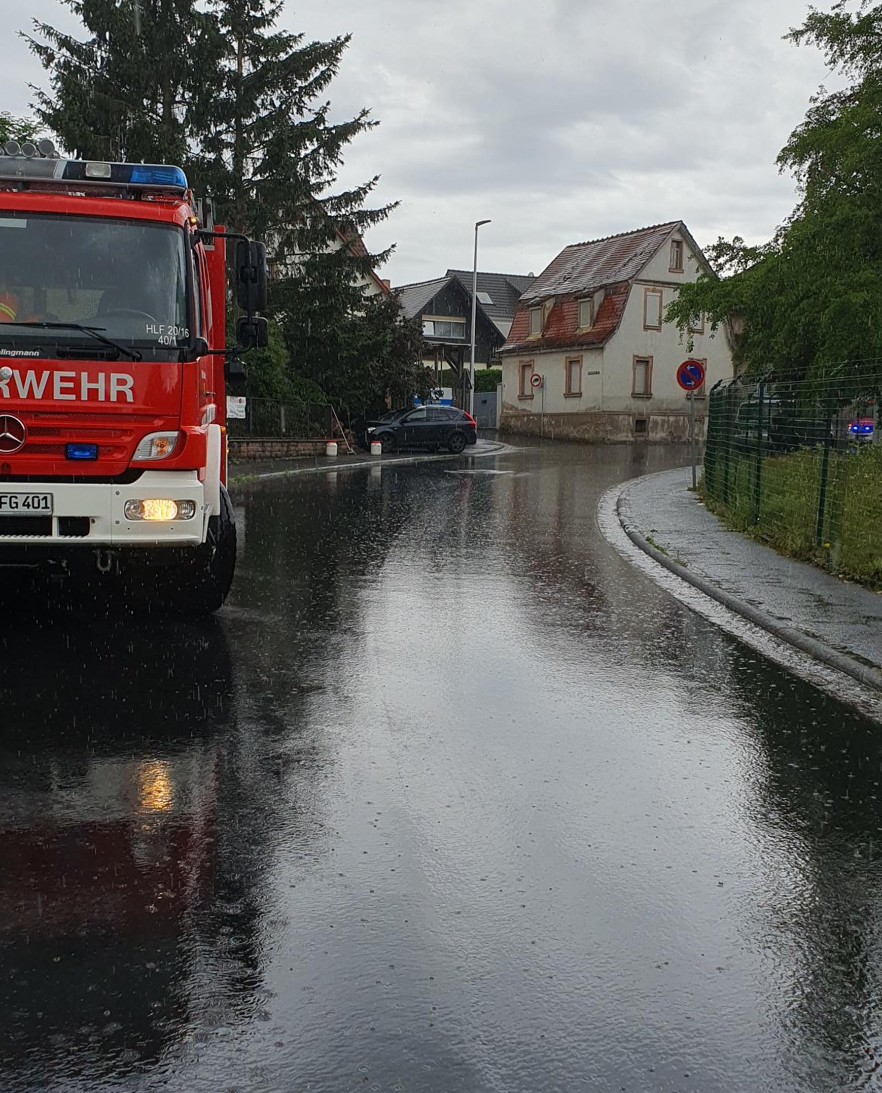 2026 06 16 6 PKW kommt von Fahrbahn ab