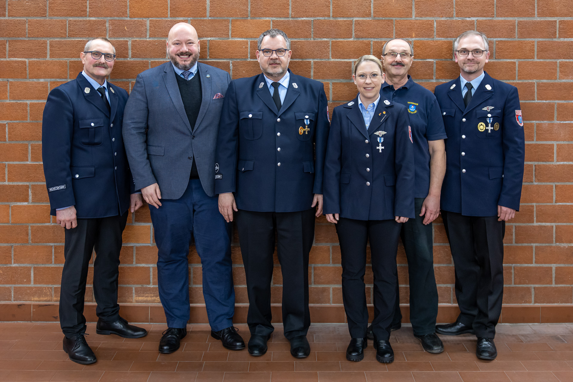 Ehrungen im Rahmen der Dienst- und Mitgliederversammlung der Freiwilligen Feuerwehr Stockstadt a. Main am 17.02.2024. Im Bild von links, Frank Bott (Kommandant), Rafael Herbik (1. Bürgermeister), Armin Lerch (40 Jahre aktiver Feuerwehrdienst), Katharina Ohler (25 Jahren aktiver Feuerwehrdienst), Gerd Bott (50 Jahre aktiver Feuerwehrdienst), Dirk Ohler (stellvertretender Kommandant). Foto: Willi Votava