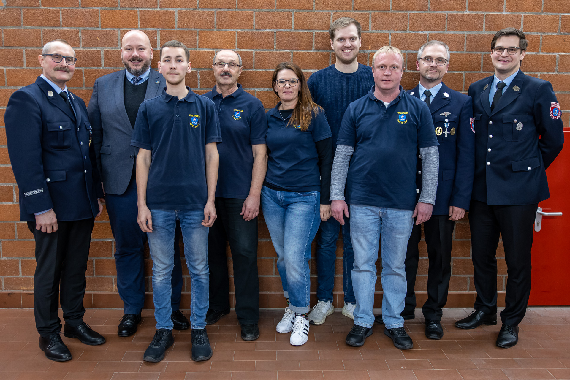 Wahlen im Rahmen der Mitgliederversammlung der Freiwilligen Feuerwehr Stockstadt a. Main e.V. am 17.02.2024. Im Bild von links, Frank Bott (Kommandant), Rafael Herbik (1. Bürgermeister), Oliver Schaller (Beisitzer), Gerd Bott (Beisitzer), Michela Bauer (Gleichstellungsbeauftragte), Niklas Paulson (Kassenrevisor), Jochen Büttner (Beisitzer), Dirk Ohler (stellvertretender Kommandant), Jan-Michael Bott (Vorstand Feuerwehrverein). Nicht im Bild, Pascal Michalski (Kassenrevisor). Foto: Armin Lerch