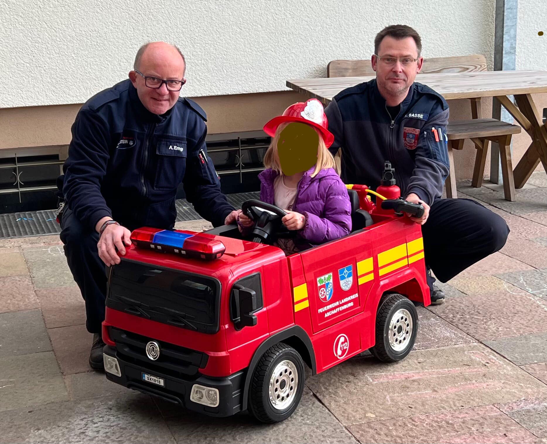 20241219 FF Karlstein Übergabe E Feuerwehrauto an Kindergarten 1