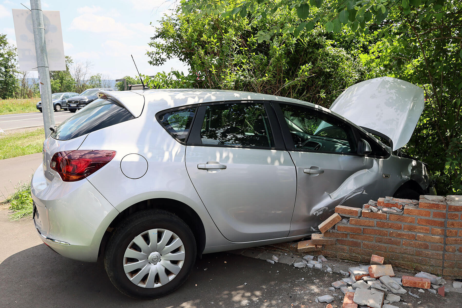 Eine Gartenmauer hat ein PKW bei einem Verkehrsunfall in Karlstein-Großwelzheim durchbrochen.
