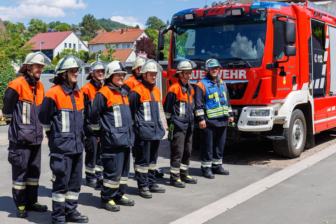 Elf Feuerwehrfrauen und Feuerwehrmänner der Wehren Schöllkrippen und Blankenbach haben die Leistungsprüfung „Die Gruppe im Hilfeleistungseinsatz“ erfolgreich bestanden.  Die Teilnehmer mussten innerhalb einer vorgegebenen Zeit einen simulierten Einsatz meistern, darunter das fachgerechte Betreuen von Patienten, das Bestücken der Geräteablage, das Gewährleisten des Brandschutzes, das Absichern des Verkehrs und Ausleuchten der Einsatzstelle.