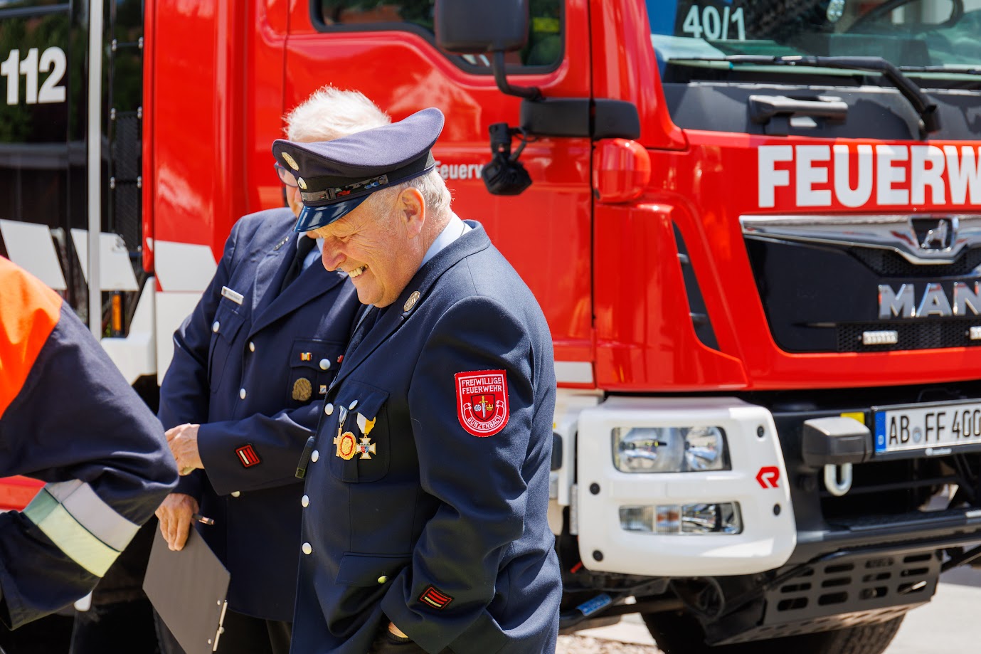 Elf Feuerwehrfrauen und Feuerwehrmänner der Wehren Schöllkrippen und Blankenbach haben die Leistungsprüfung „Die Gruppe im Hilfeleistungseinsatz“ erfolgreich bestanden.  Die Teilnehmer mussten innerhalb einer vorgegebenen Zeit einen simulierten Einsatz meistern, darunter das fachgerechte Betreuen von Patienten, das Bestücken der Geräteablage, das Gewährleisten des Brandschutzes, das Absichern des Verkehrs und Ausleuchten der Einsatzstelle.