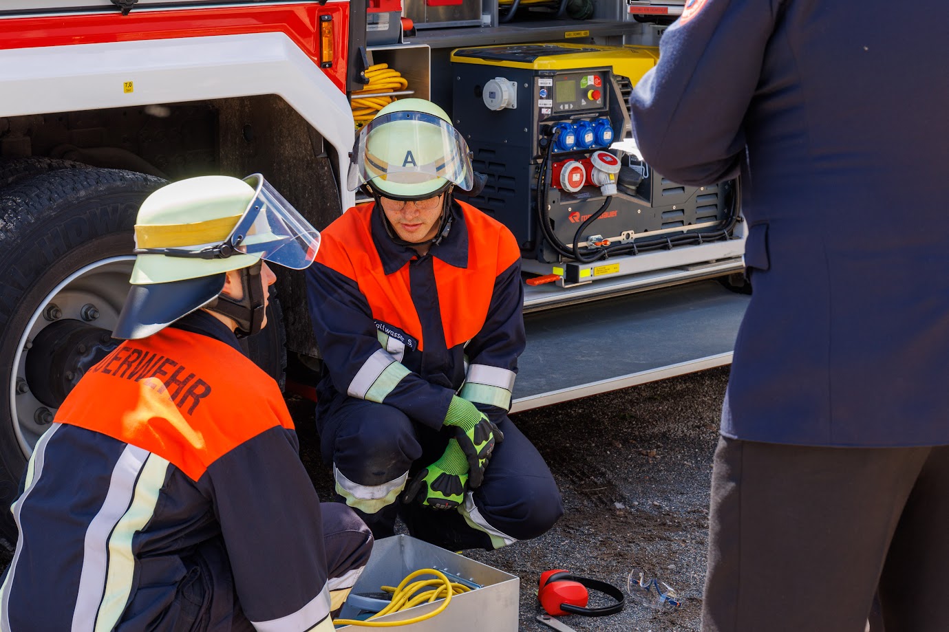 Elf Feuerwehrfrauen und Feuerwehrmänner der Wehren Schöllkrippen und Blankenbach haben die Leistungsprüfung „Die Gruppe im Hilfeleistungseinsatz“ erfolgreich bestanden.  Die Teilnehmer mussten innerhalb einer vorgegebenen Zeit einen simulierten Einsatz meistern, darunter das fachgerechte Betreuen von Patienten, das Bestücken der Geräteablage, das Gewährleisten des Brandschutzes, das Absichern des Verkehrs und Ausleuchten der Einsatzstelle.