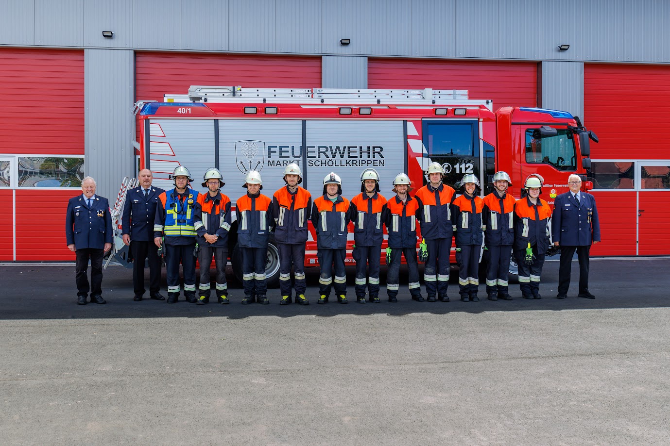 Elf Feuerwehrfrauen und Feuerwehrmänner der Wehren Schöllkrippen und Blankenbach haben die Leistungsprüfung „Die Gruppe im Hilfeleistungseinsatz“ erfolgreich bestanden.  Die Teilnehmer mussten innerhalb einer vorgegebenen Zeit einen simulierten Einsatz meistern, darunter das fachgerechte Betreuen von Patienten, das Bestücken der Geräteablage, das Gewährleisten des Brandschutzes, das Absichern des Verkehrs und Ausleuchten der Einsatzstelle.