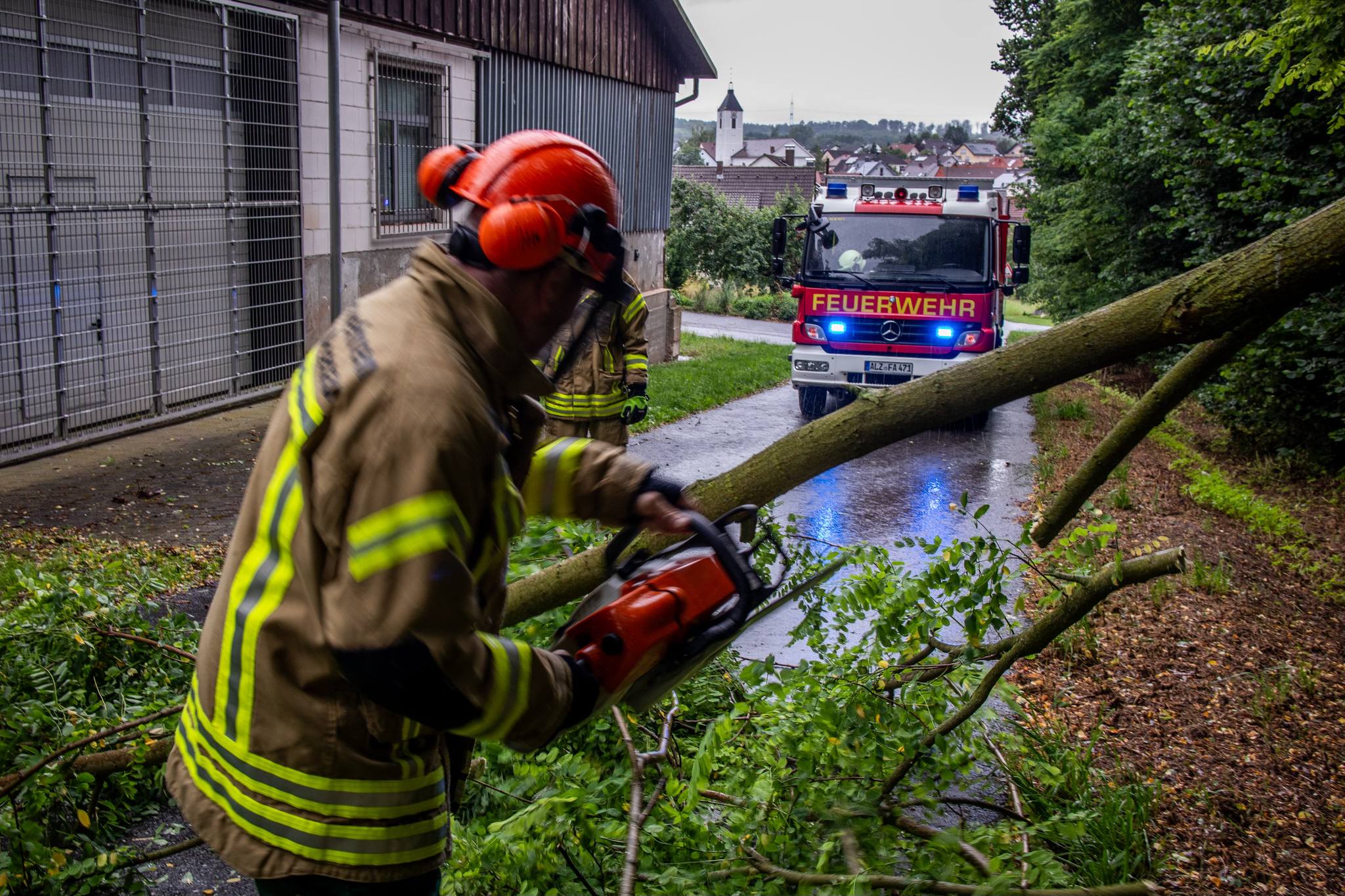 20240630 Baum auf Fahrbahn Alzenau Albstadt 4