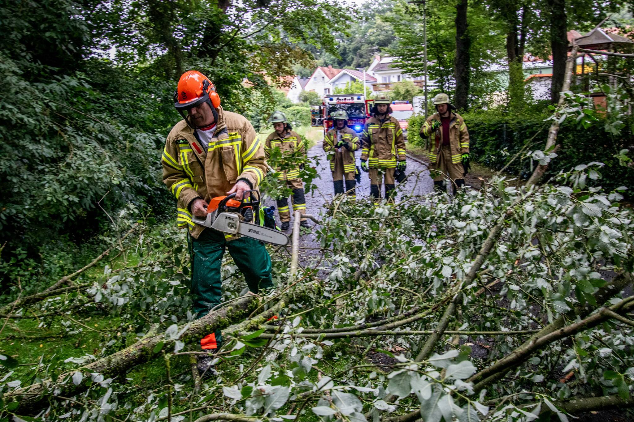 20240630 Baum auf Fahrbahn Alzenau Albstadt 5