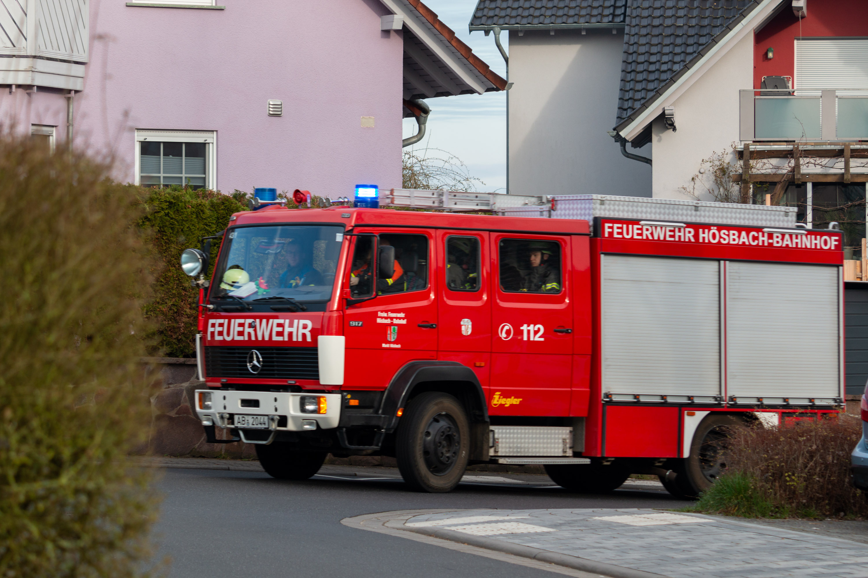 Bei einer Übung der Feuerwehren des Marktes Hösbach wurden in der Grundschule Wenighösbach ein Brandszenario angenommen. Fünf Personen mussten von den Feuerwehrkräften gerettet werden.