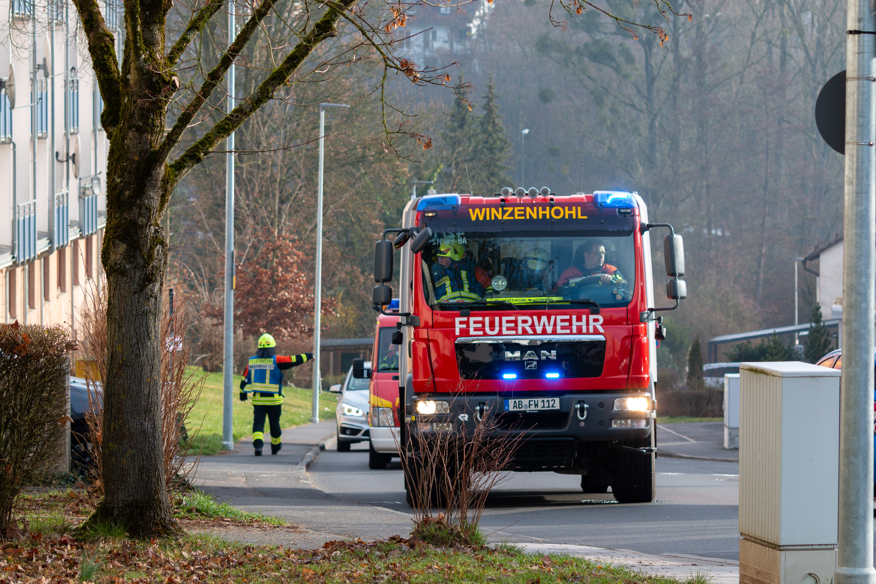 Bei einer Übung der Feuerwehren des Marktes Hösbach wurden in der Grundschule Wenighösbach ein Brandszenario angenommen. Fünf Personen mussten von den Feuerwehrkräften gerettet werden.