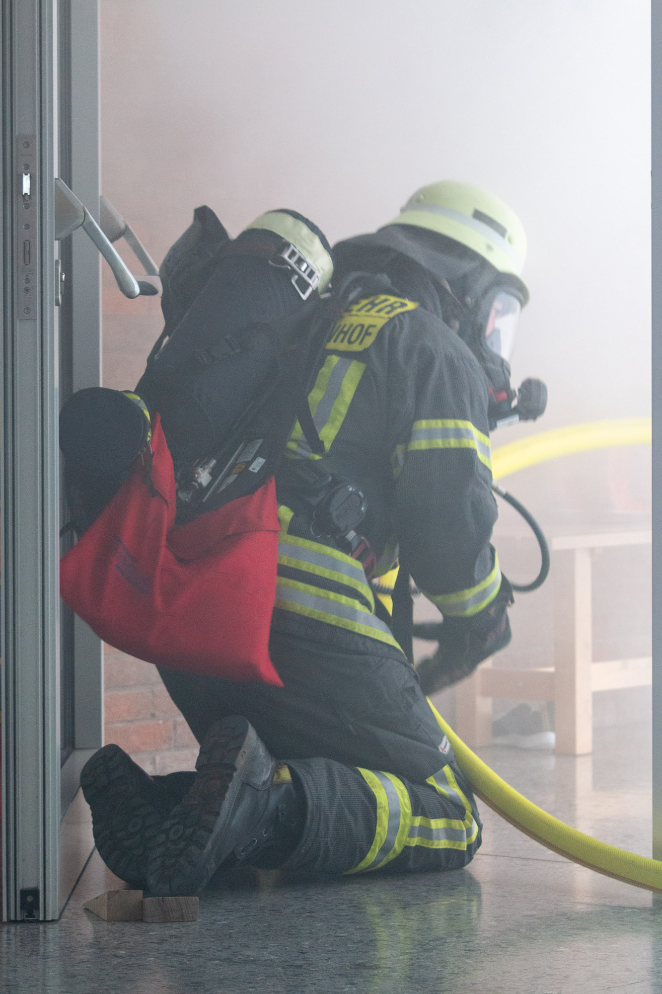 Bei einer Übung der Feuerwehren des Marktes Hösbach wurden in der Grundschule Wenighösbach ein Brandszenario angenommen. Fünf Personen mussten von den Feuerwehrkräften gerettet werden.