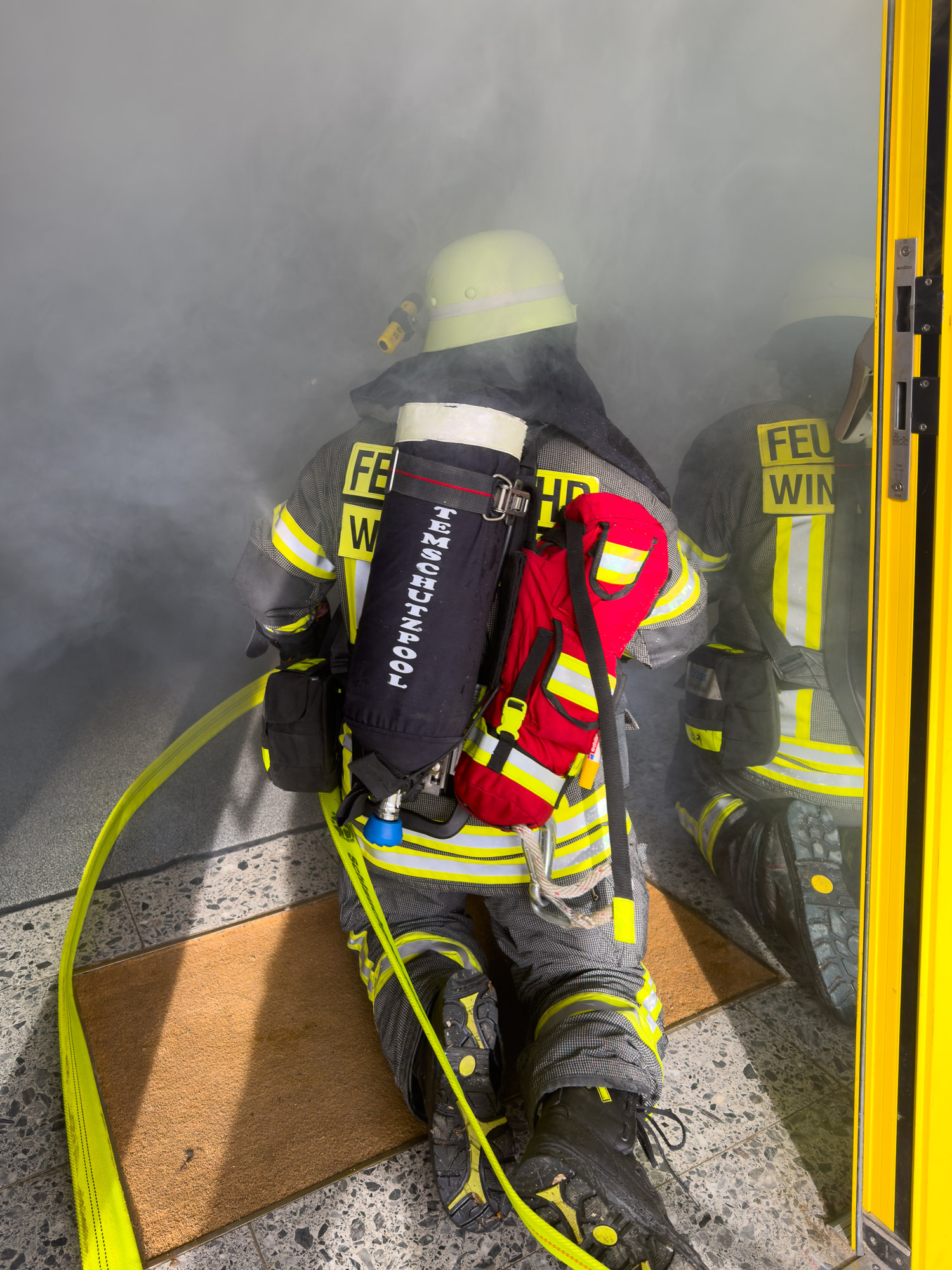 Bei einer Übung der Feuerwehren des Marktes Hösbach wurden in der Grundschule Wenighösbach ein Brandszenario angenommen. Fünf Personen mussten von den Feuerwehrkräften gerettet werden.