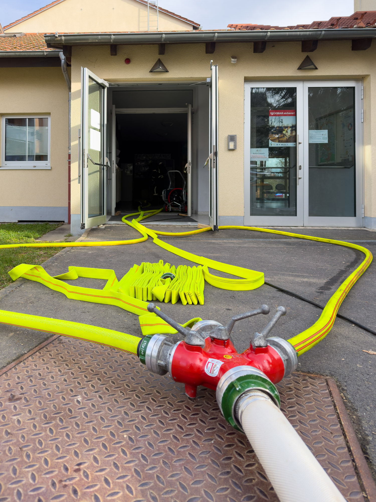 Bei einer Übung der Feuerwehren des Marktes Hösbach wurden in der Grundschule Wenighösbach ein Brandszenario angenommen. Fünf Personen mussten von den Feuerwehrkräften gerettet werden.