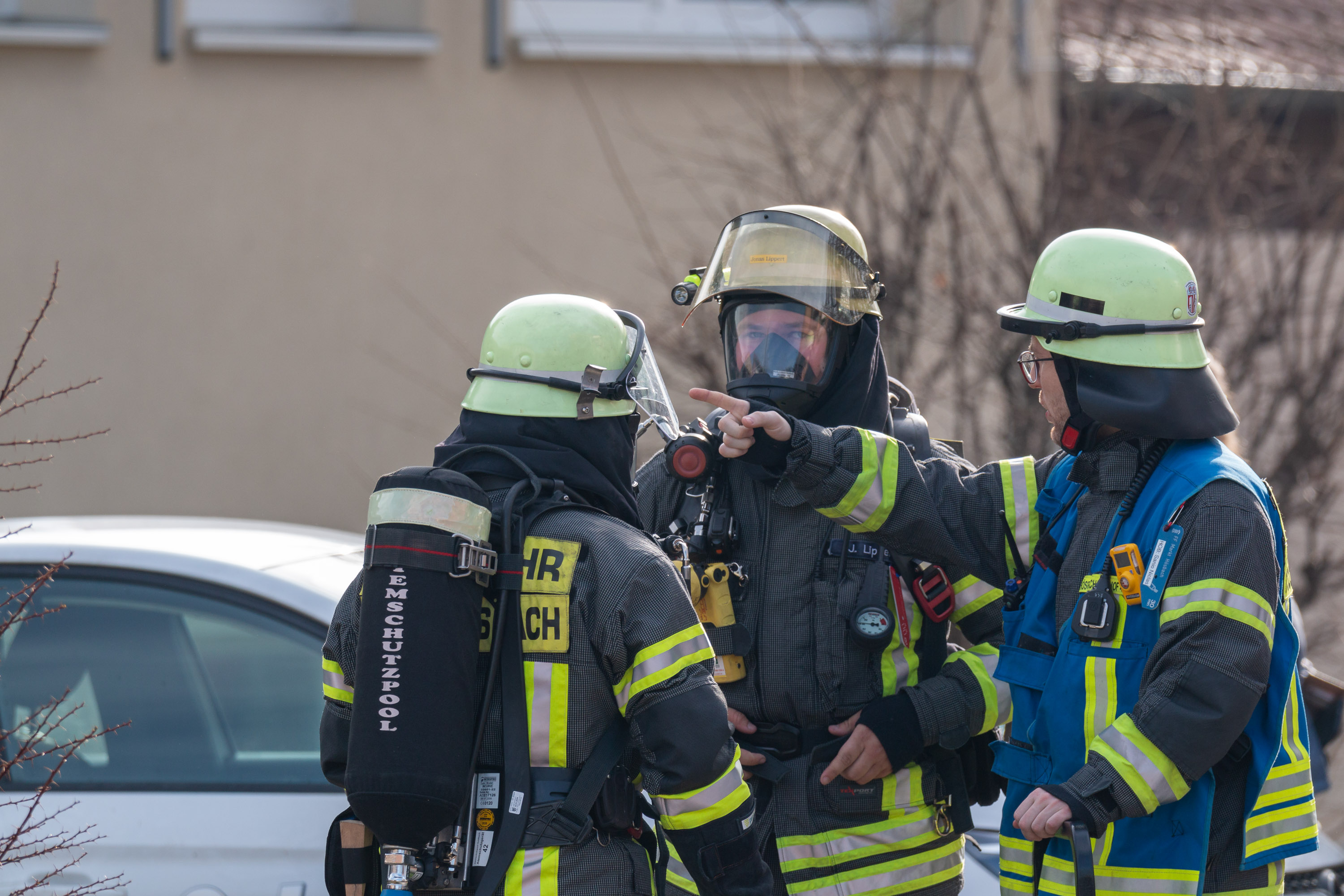 Bei einer Übung der Feuerwehren des Marktes Hösbach wurden in der Grundschule Wenighösbach ein Brandszenario angenommen. Fünf Personen mussten von den Feuerwehrkräften gerettet werden.