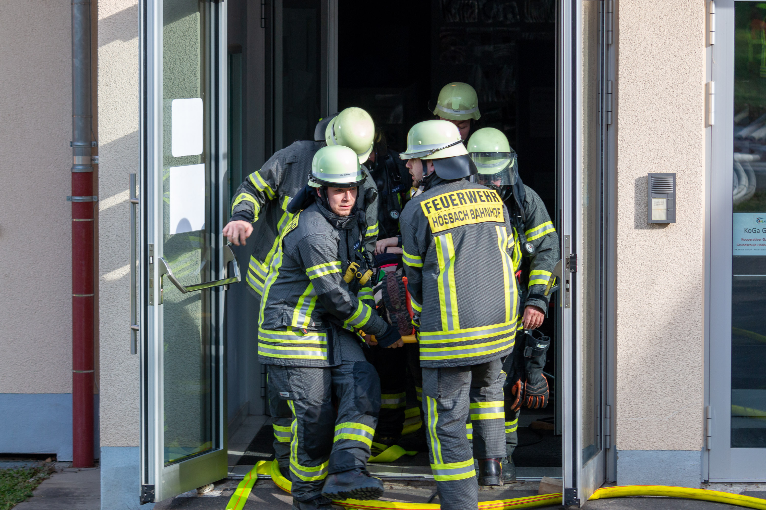 Bei einer Übung der Feuerwehren des Marktes Hösbach wurden in der Grundschule Wenighösbach ein Brandszenario angenommen. Fünf Personen mussten von den Feuerwehrkräften gerettet werden.