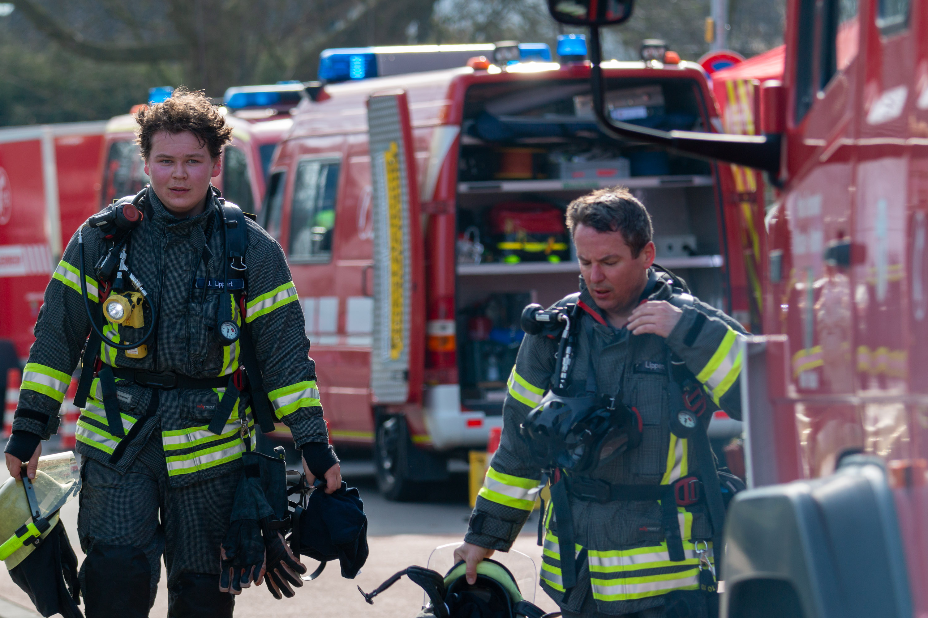 Bei einer Übung der Feuerwehren des Marktes Hösbach wurden in der Grundschule Wenighösbach ein Brandszenario angenommen. Fünf Personen mussten von den Feuerwehrkräften gerettet werden.