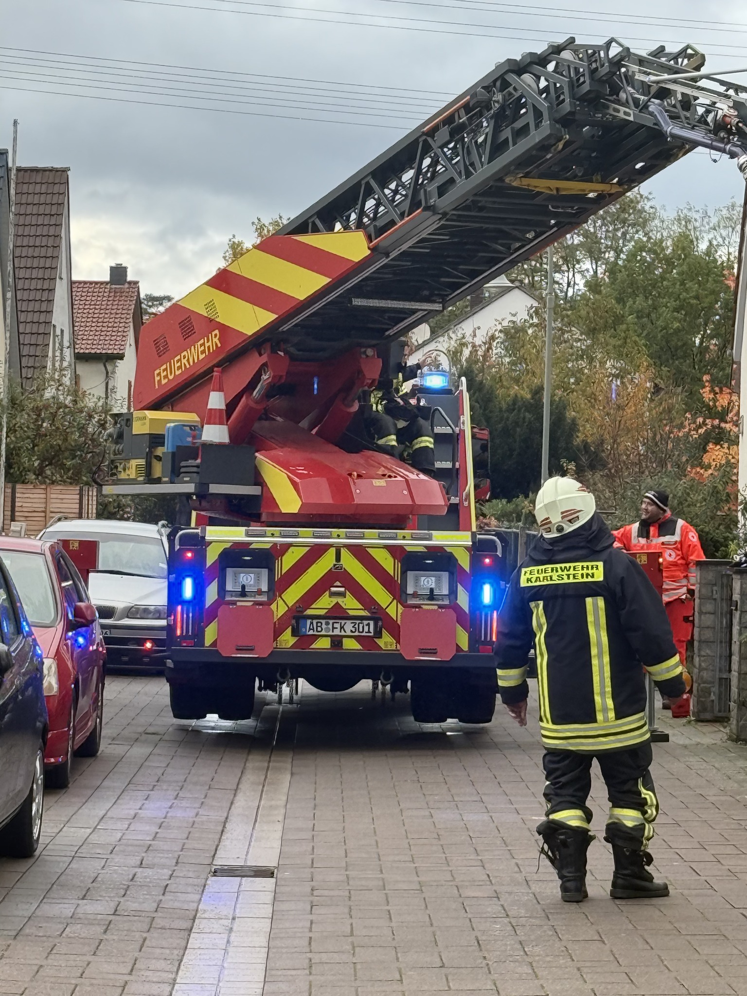 20251027 Drehleiterrettung Karlstein 1