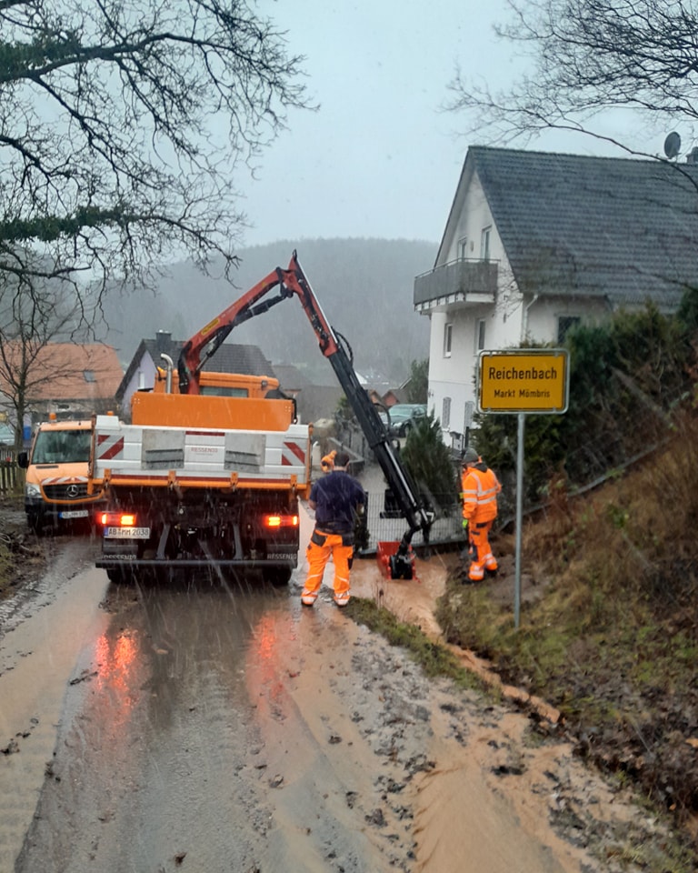 20250109 Überschwemmte Straße Mömbris Reichenbach 3