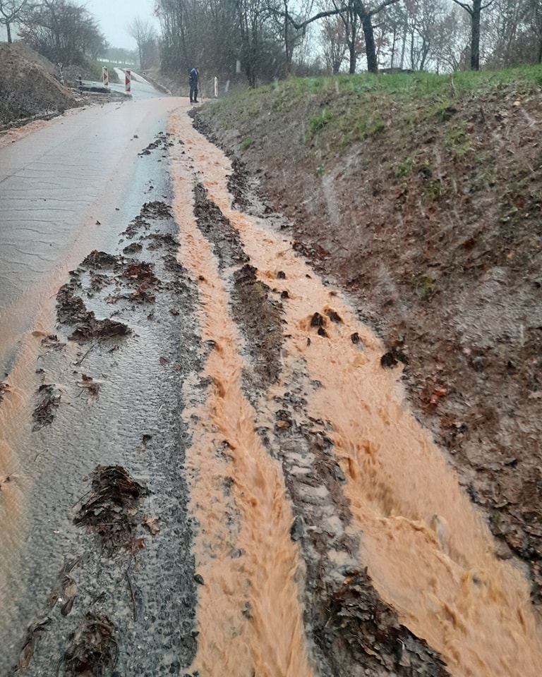 20250109 Überschwemmte Straße Mömbris Reichenbach 4