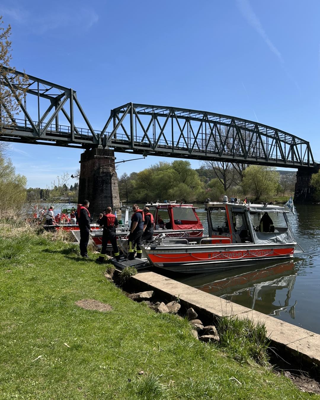 20250412 Feuerwehr unterstützt Absicherung Osterschwimmen Mainaschaff Kleinostheim 1