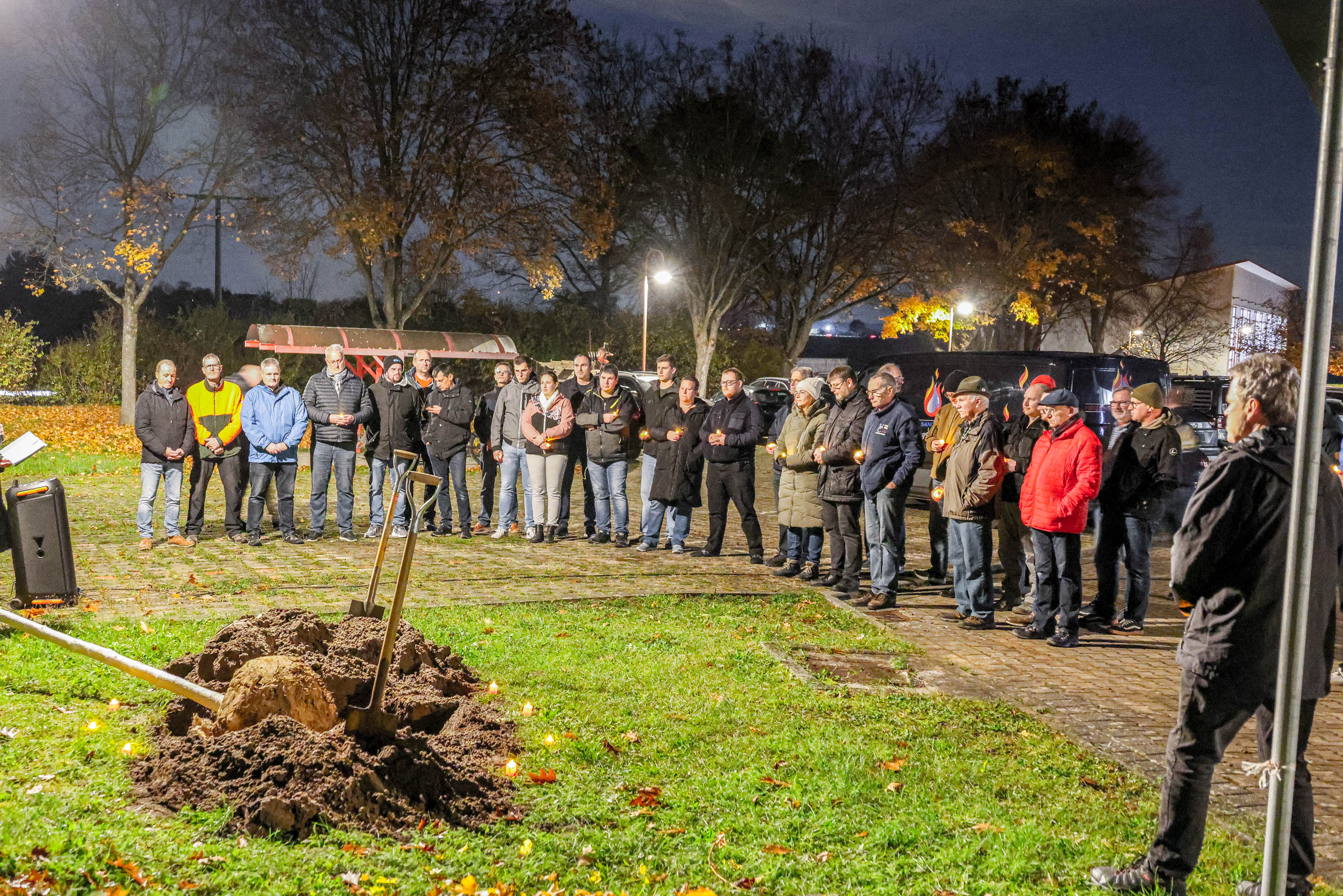 20251113 FF Großostheim 5. Todestag Dr Thomas Domanig mit Pflanzung Gedenkbaum 16
