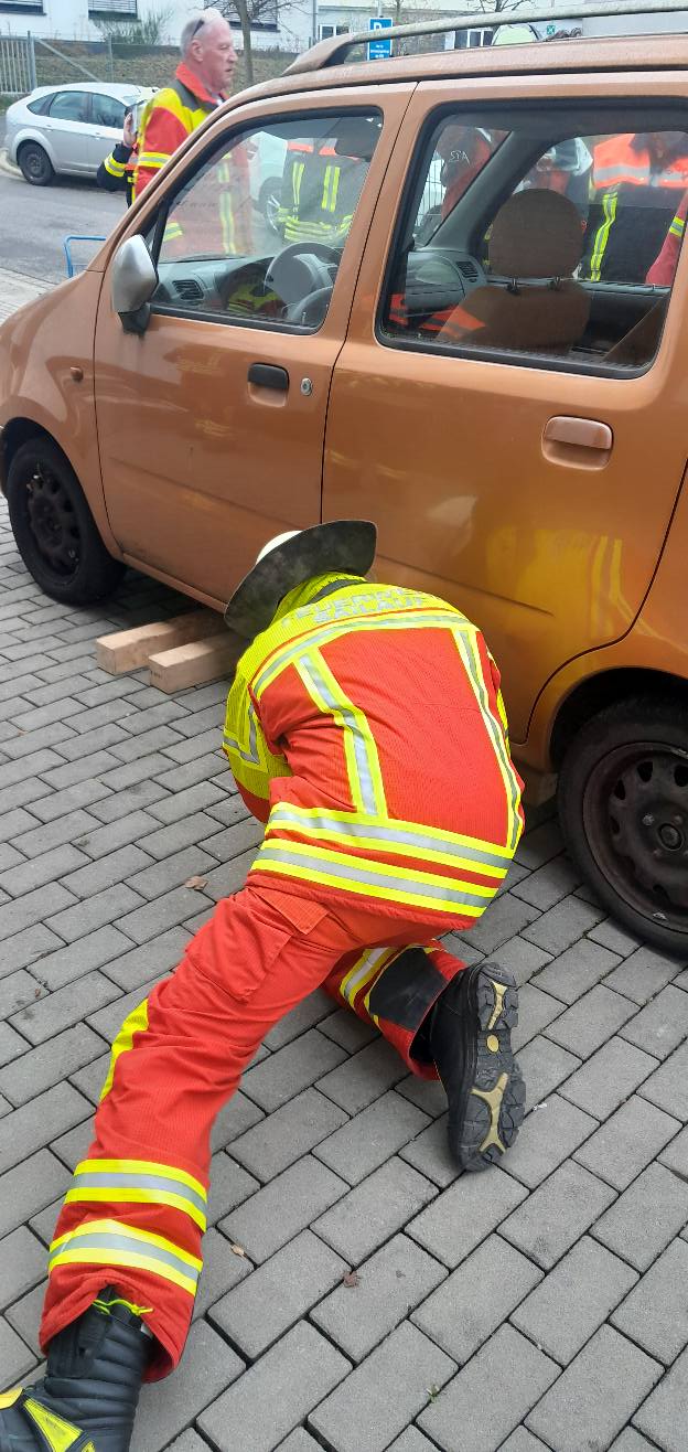 20251115 THL Ausbildung bei der Fa Schimpf in Sailauf 3
