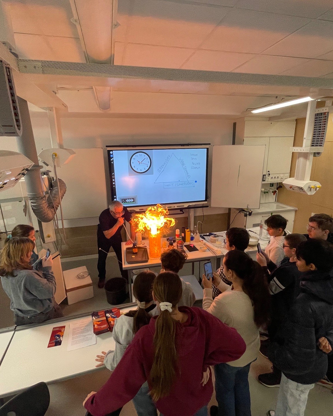 20251128 FF Großostheim Brennen und Löschen für die 7. Klassen der Mittelschule Großostheim 3