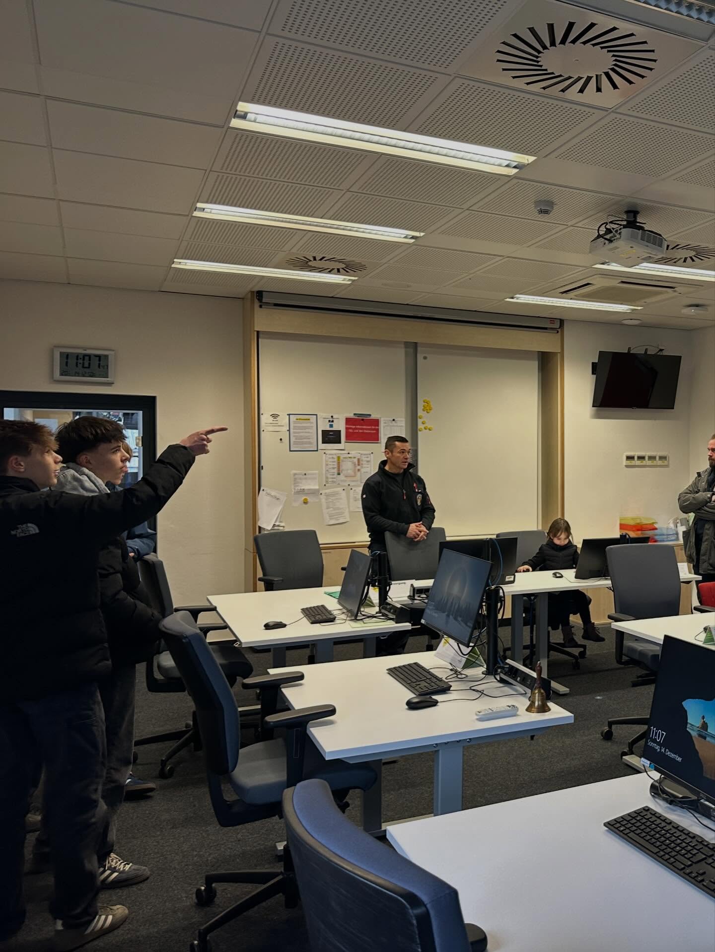 20251214 JF Krombach besichtigt BF Hanau 3