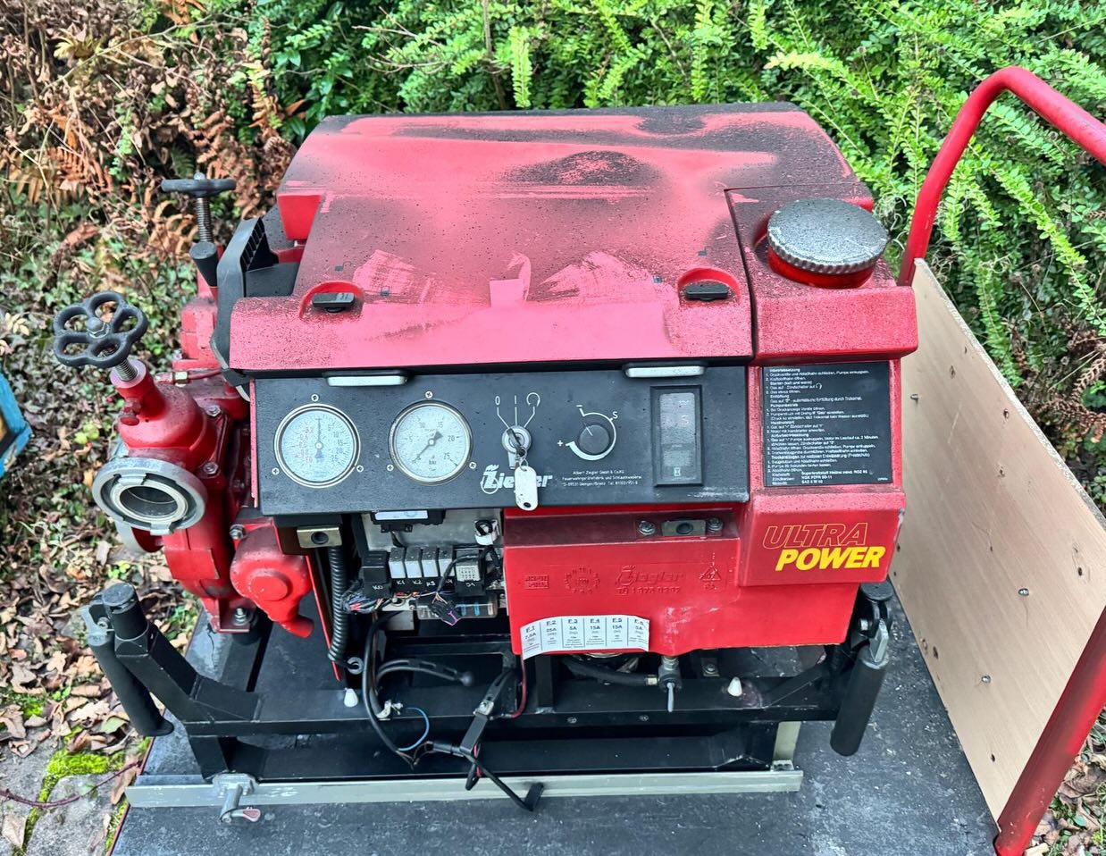 20251210 FF Mömbris Hutzelgrund Brandsanierung Fahrzeug und TS 3