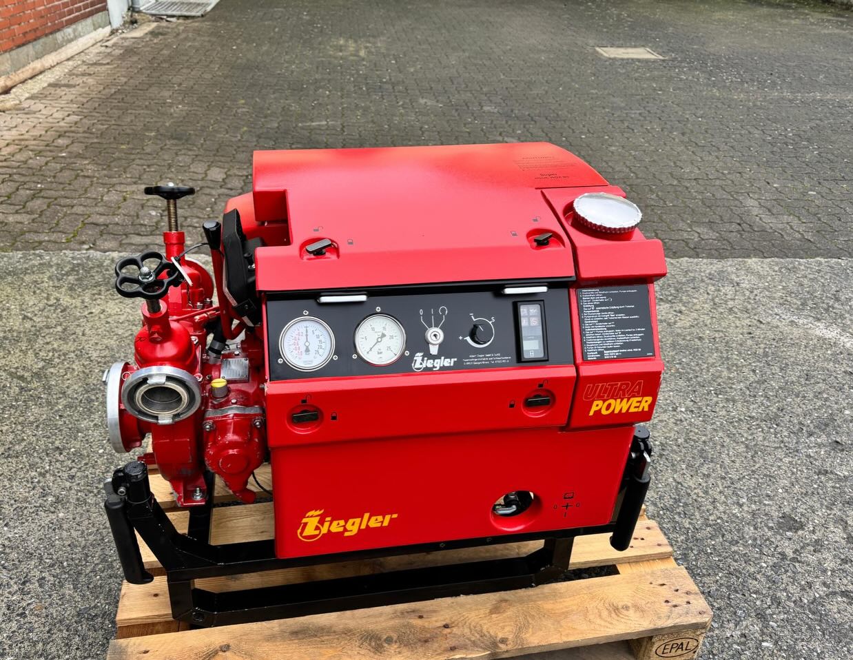 20251210 FF Mömbris Hutzelgrund Brandsanierung Fahrzeug und TS 4