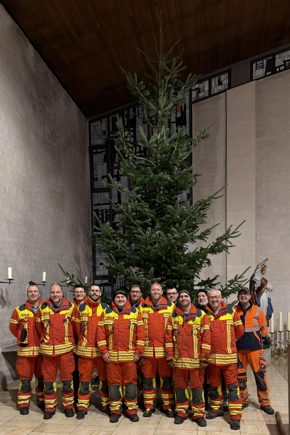 20251218 FF Laufach stellt Christbaum in der Kirche 1