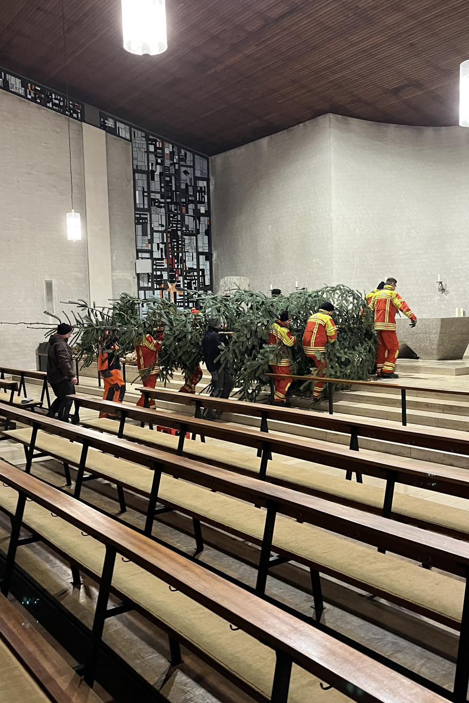 20251218 FF Laufach stellt Christbaum in der Kirche 2