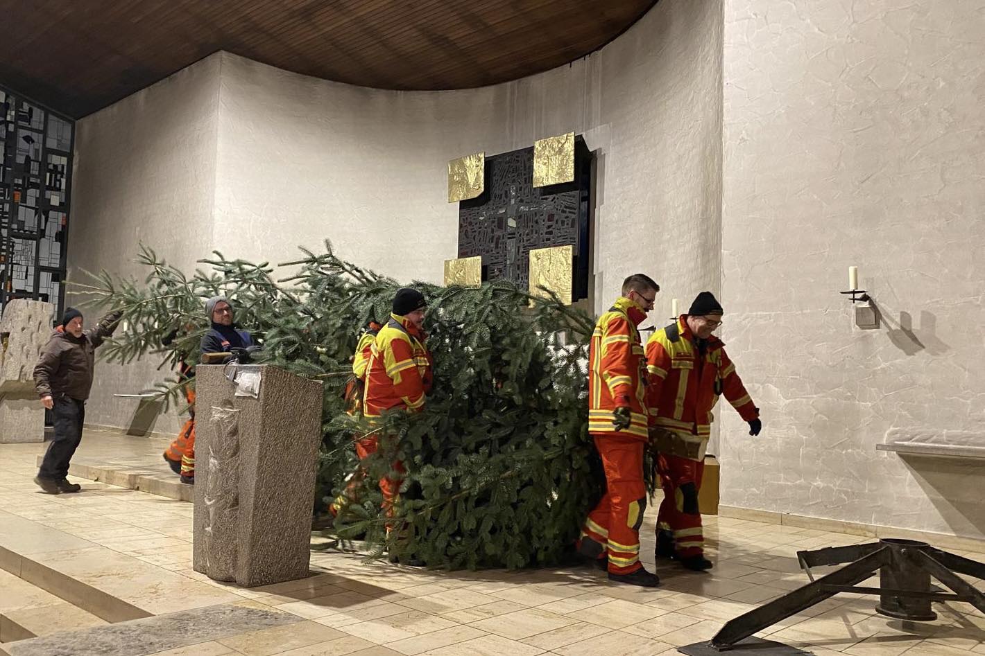 20251218 FF Laufach stellt Christbaum in der Kirche 3