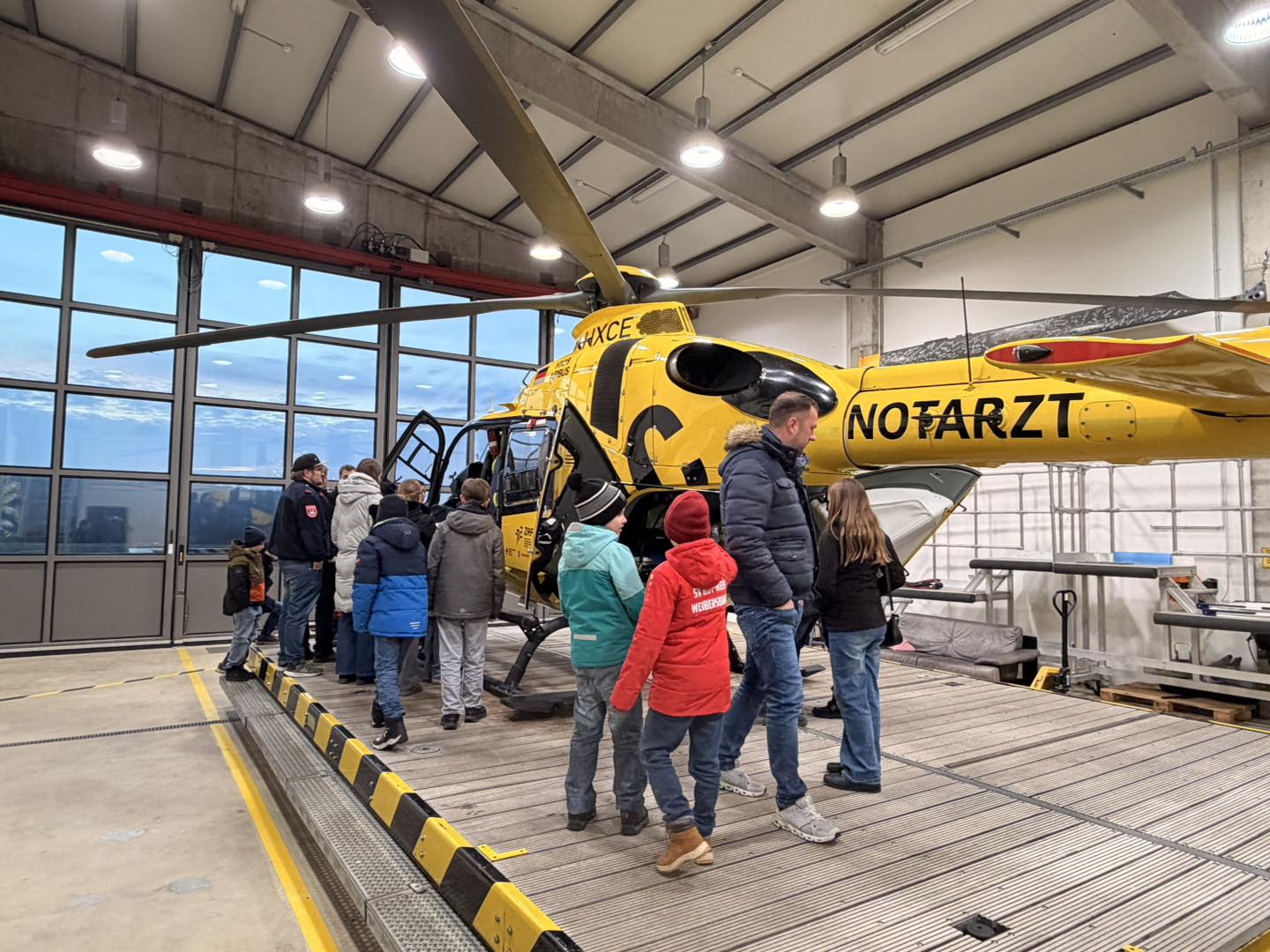 20260124 FF Weibersbrunn Besuch der JF und der KiFeu beim RTH Christoph 18 4