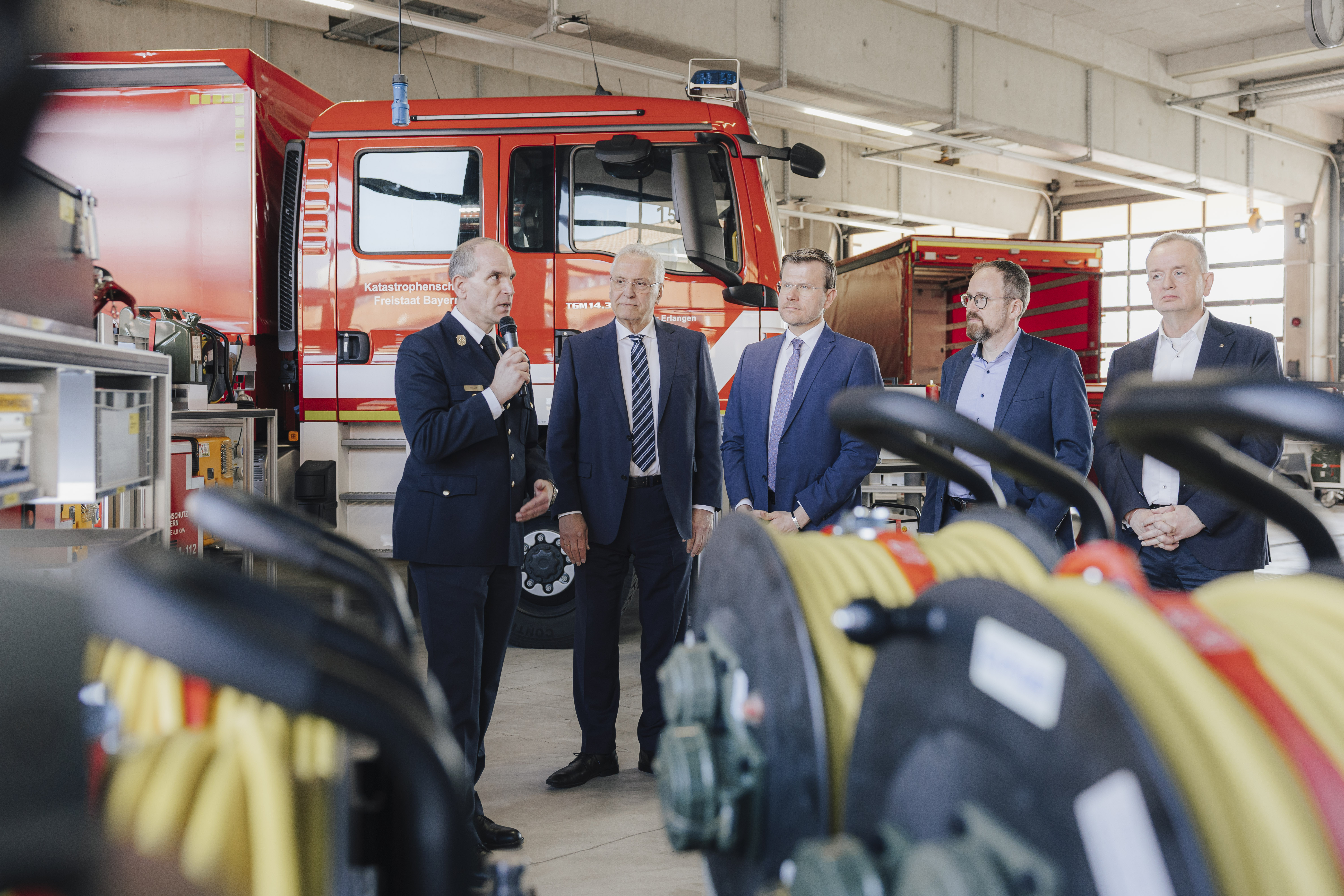 Bayer.  Staatsministerium des Innern, für Sport und IntegrationBayerns Innenminister Joachim Herrmann stellt neue Notstromgerätesätze für die bayerischen Feuerwehren in Nürnberg vorNürnberg, 04.03.2026©BayStMI/Giulia Iannicelli
