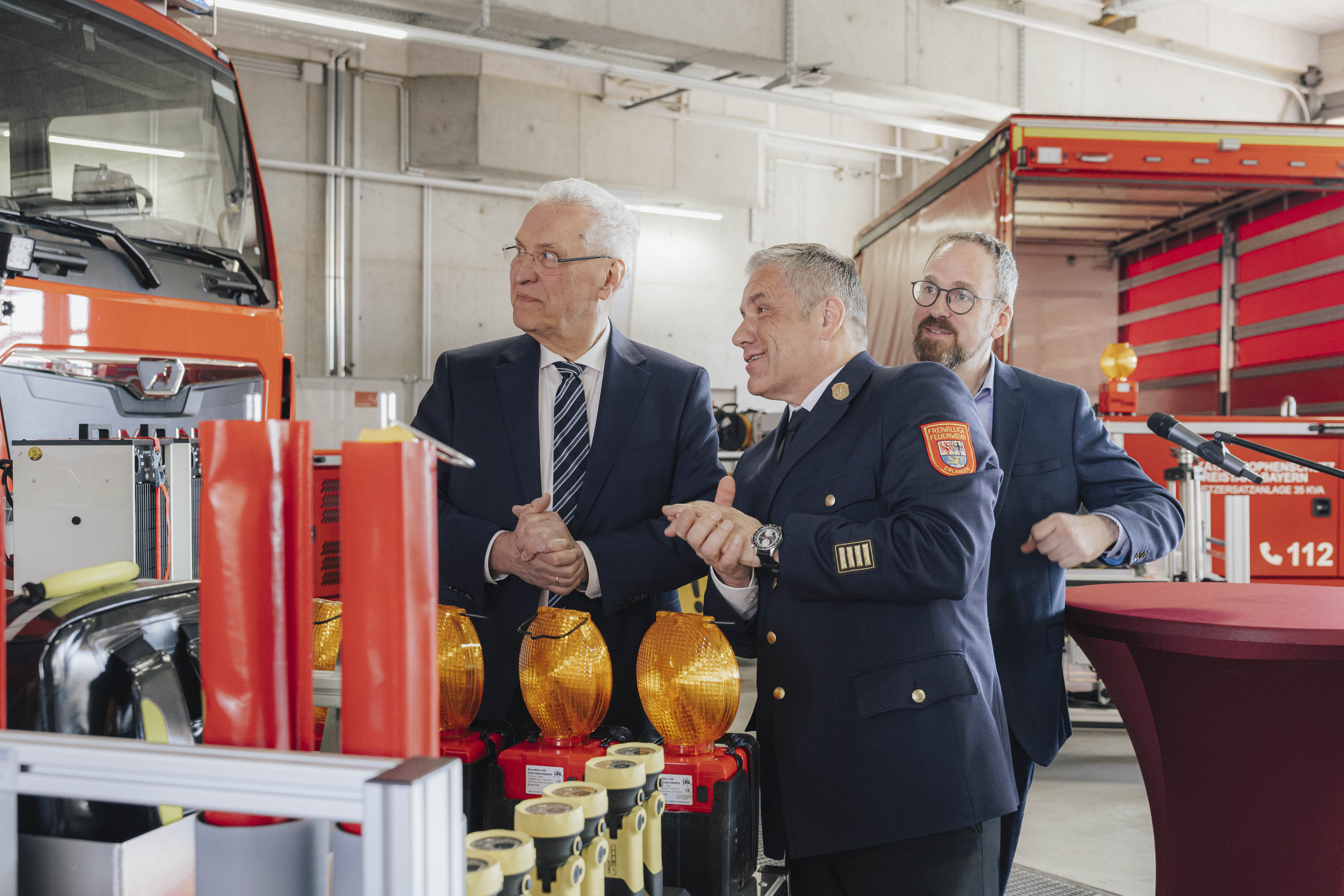 Bayer.  Staatsministerium des Innern, für Sport und IntegrationBayerns Innenminister Joachim Herrmann stellt neue Notstromgerätesätze für die bayerischen Feuerwehren in Nürnberg vorNürnberg, 04.03.2026©BayStMI/Giulia Iannicelli