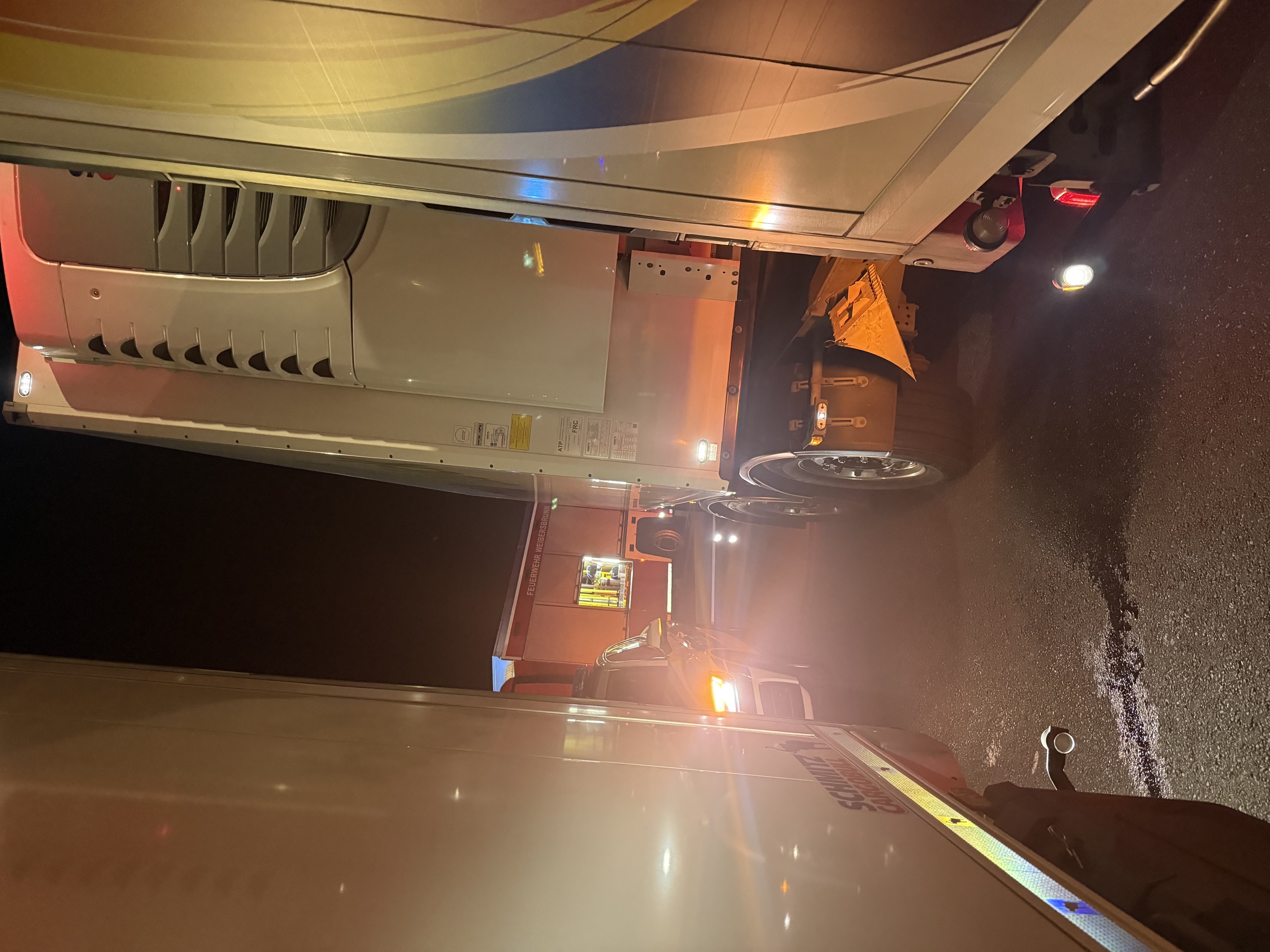20260904 Betriebsstoffe laufen aus LKW BAB A 3 Weibersbrunn 6