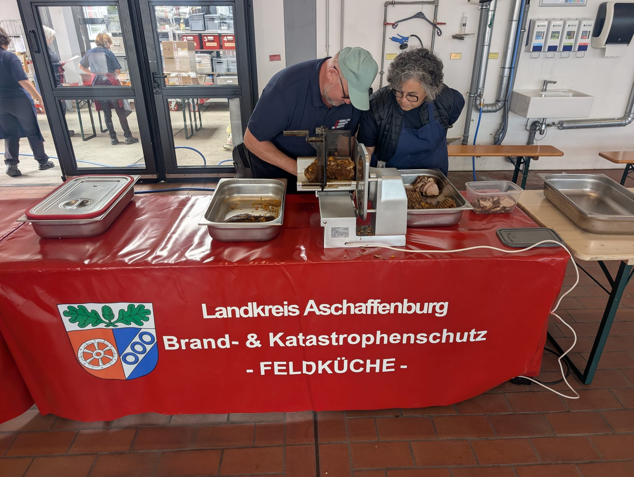 20260918 Feuerwehr Feldküche kocht auf BMW Veranstaltung in der SFS Würzburg 3